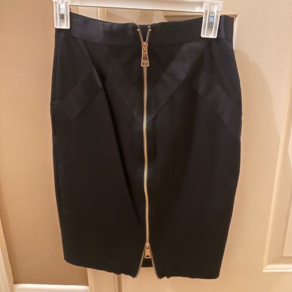Elegant Black Zippered Skirt